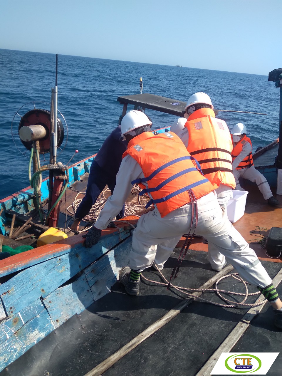 Lấy mẫu nước biển và đa dạng sinh học tại khu vực nhận chìm trong giai đoạn thi công Cảng tổng hợp Container Hòa Phát Dung Quất